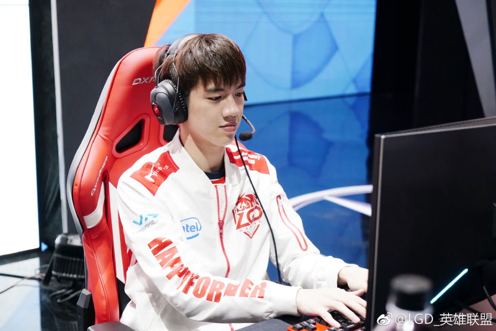 星空体育-包含冰球友谊赛掀起高潮，江汉白虎队强势横扫渝州天狼队，老将里程碑之夜——边后卫成为亮点的词条