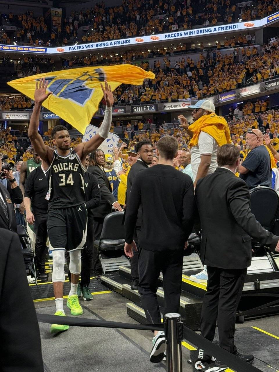 星空体育-字母哥在湖人比赛中爆冷，精彩发挥引发热议！的简单介绍